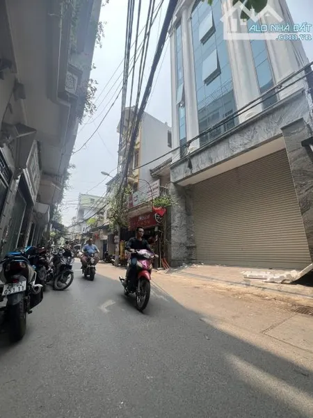 Tòa Biuldinh 8T mặt phố Tân Mai DT 180m2 MT 6,5m có hầm. Thông sàn KD. Giá 120tr/th