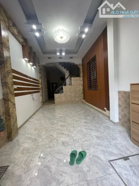 CHO THUÊ NHÀ PHỐ GIA QUẤT LONG BIÊN 9 TRIỆU 50m Mt 4m Ô TÔ 5 NGỦ GẦN NGỌC LÂM