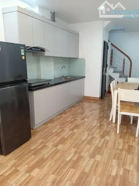 Cho thuê nhà phố Phúc Lợi long biên, 8 triệu, 33m, 5 tầng , nội thất đẹp, gần ô tô.