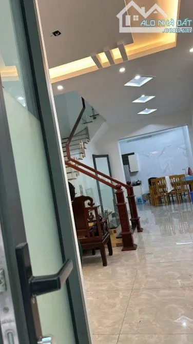 Cho thuê nhà phố Thạch Bàn long biên 60m, 3 tầng,3PN, full NT,giá 9 triệu, gần chợ và Aeon