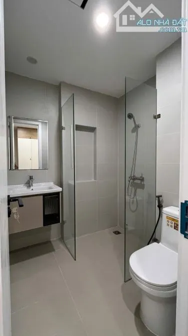 Cho Thuê CCMN Ngõ 414 Đường Láng Đống Đa 30m2 Studio Ban Công Cửa Sổ Thang Máy Gần Chợ
