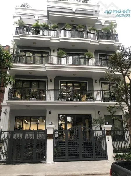 Cho thuê nhà tại Thành phố Giao Lưu – Phạm Văn Đồng. DT : 120 M * 6 Tầng + 1 Hầm