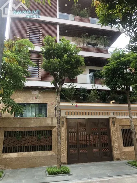 Cho thuê biệt thự tại KĐT Dịch Vọng – Công viên Cầu Giấy . DT : 200 M * 3.5 Tầng .MT : 10M