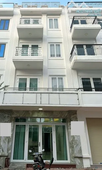 Cho thuê nhà 1 trệt 3 lầu 1 sân thượng có thang máy tại khu đô thị Hưng Phú