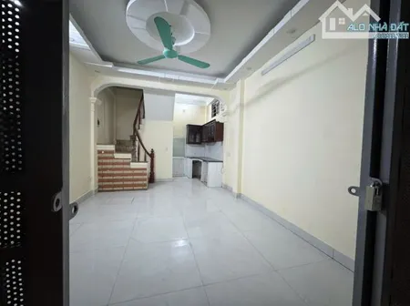 CHO THUÊ NHÀ NGÕ 649 LĨNH NAM – 30M², 5 TẦNG, 3 NGỦ Diện tích: 30m² x 5 tầng Thiết kế: 3 p