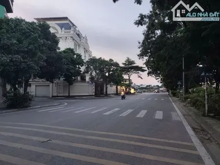 CHO THUÊ NHÀ MẶT PHỐ VIỆT HƯNG LONG BIÊN 90m vỉa hè rộng, 35 triệu/1T,3 thoáng, gần BigC