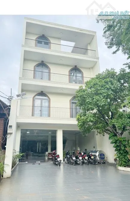 Cho thuê tòa nhà 4 tầng suốt,có máy lạnh 8×25 mặt tiền kinh doanh sầm uất tên lửa