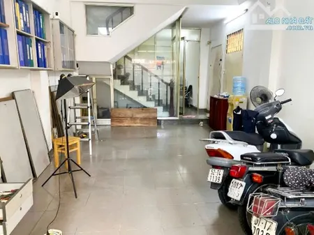 Cho thuê mặt bằng 4.2m x 17m hẻm Bùi Viện, Quận 1 – chỉ cách mặt tiền 10m