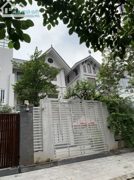 Cho thuê (CẢ NHÀ) biệt thự KĐT Dịch Vọng-Cầu Giấy,DT 200m,3 tầng ,MT 10m,Giá 55tr/th.
