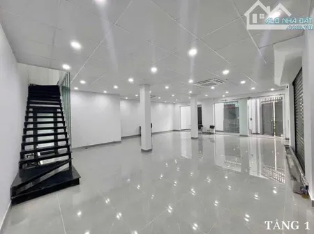 Cho thuê nhà lô góc 2 tầng phố Hoa Lâm, Long Biên • Diện tích: 105m², xây mới 100%.