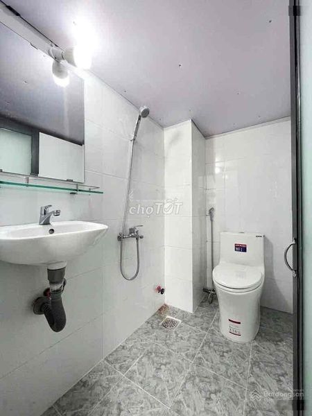 Cho thuê phòng gác cao đứng được - cửa sổ siêu thoáng mát nằm ngay trung tâm bình thạnh