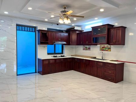 Cho thuê nhà phố 3 tầng, DT: 5x20m, giá 23tr/tháng, mặt tiền đường số