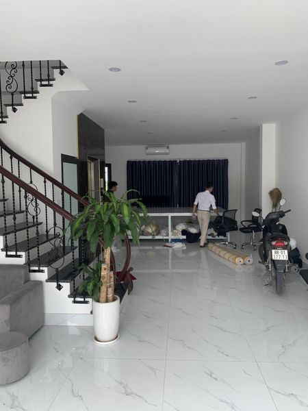 Cho thuê nhà quanh Trịnh Văn Bô. Xuân Phương, xe tải đỗ cửa, thang máy, điều hoà