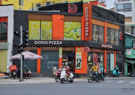 Cho thuê nhà mặt tiền Trần Hưng Đạo, Phường Cầu Ông Lãnh, Quận 1. DT: 12x17m, 1 trệt 1 lầu