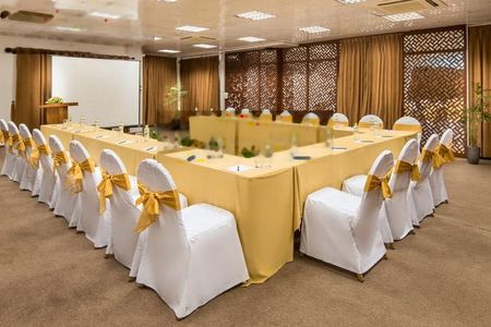Bán tòa khách sạn 4 sao p Trúc Bạch, Ba Đình DT 210m2 11 tầng, căn góc, dòng tiền 5 tỷ/năm