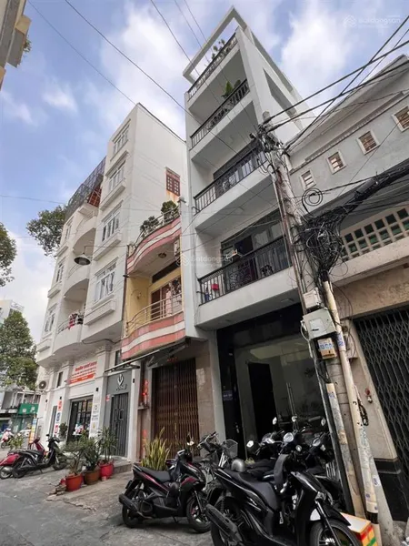 Hẽm nội bộ 8m đường 3/2. diện tích 3,5 x 18m. nở hậu.