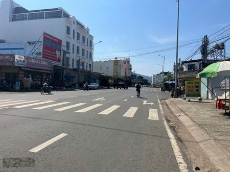 Bán đất đường Trần Phú, Đức Trọng 10x30m, giá 18 tỷ