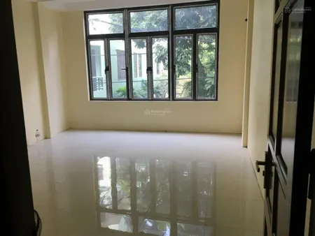 Cho thuê 5 căn quanh cầu diễn, thang máy, ô tô đỗ cửa làm văn phòng và ở