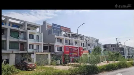 Cho thuê nhà 4 tầng mặt phố ngô miễn 105m2 kđt kim hoa, mê linh 5tr/th quang 0976 453 ***