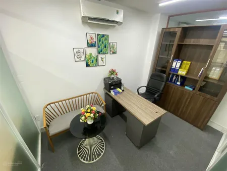 Văn phòng 06 bàn làm việc vào làm ngay, trọn gói 5 triệu tặng 01 bảng tên