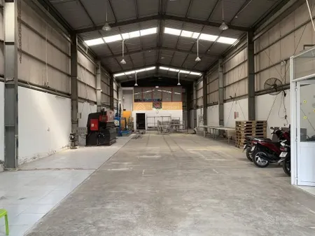 Cho thuê kho xưởng dt 800m2+ có thêm sân 100m2 đường lê văn quới, tải lớn container 40f vào
