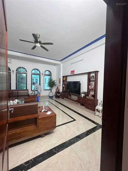 Chính chủ cho thuê căn nhà 5tầng, 5.5m mặt tiền. vị trí sầm uất, mặt tiền đường 24m sky. full đồ