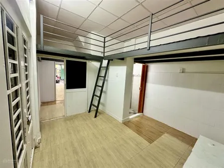 Cho thuê phòng có gác, cửa đi riêng, wc+bếp riêng, mặt tiền đoàn văn bơ q4, giá 4,5 triệu/tháng