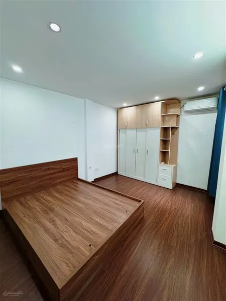 Cho thuê nhà cầu diễn 40mx5t, thang máy, thông sàn, oto đỗ, 16,5tr