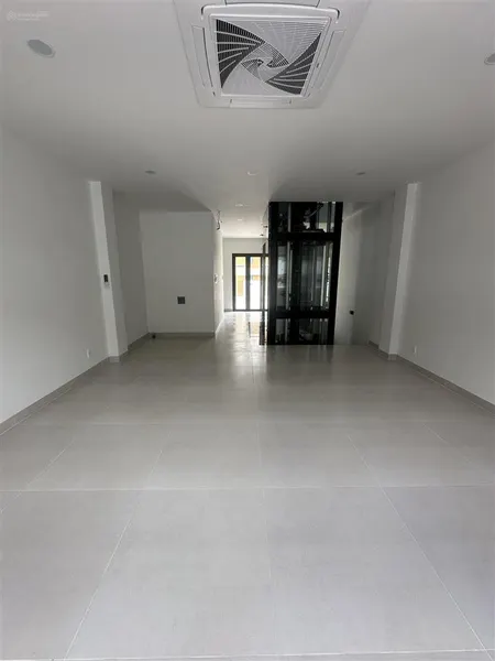 Nhà mới 100% dt 5x20m , hầm 4 tầng có 5phòng 6wc, thang máy , máy lạnh full nhà giá tốt cuối năm