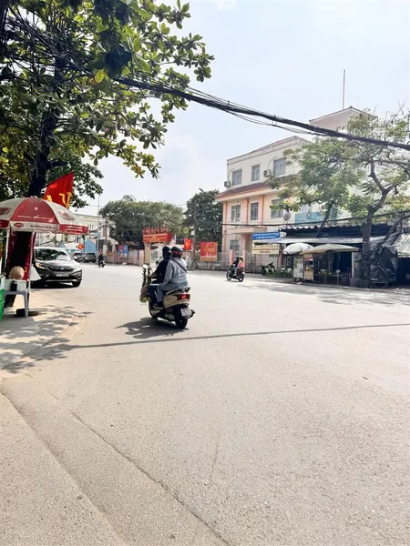 Cho thuê nguyên căn nhà mới đẹp mặt tiền kdc bình hưng giá 30 triệu/tháng. dt 6x18m. dtsd 303m2.