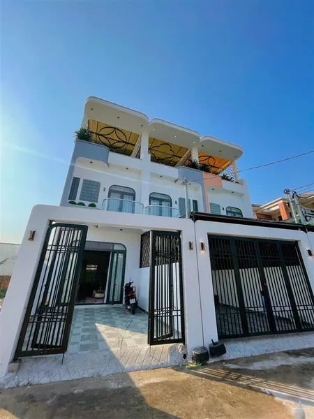 Nhà mới xây phú mỹ , gần thành phố mới cách huỳnh văn luỹ 180m , 1 trệt 2 lầu 3pn full nội thất