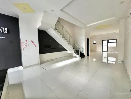 Nhà nguyên căn 5x22m, 4pn 5 wc, full máy lạnh, vị trí đẹp làm văn phòng, giá 35tr/tháng.