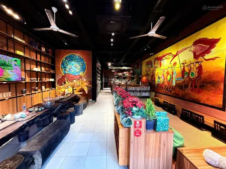 Cho thuê nhà 3 tầng mặt tiền đống , ngang 10m , dtsd 1000m2 , bãi đậu xe 100 chiếc , gọi văn phú