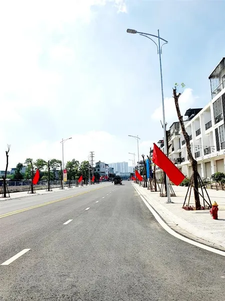 Bán gấp nhà lk kđt ao sào hàng xóm louis hoàng mai, đường chục chính 4 làn xe ô tô, 73m2 hơn 23 tỷ