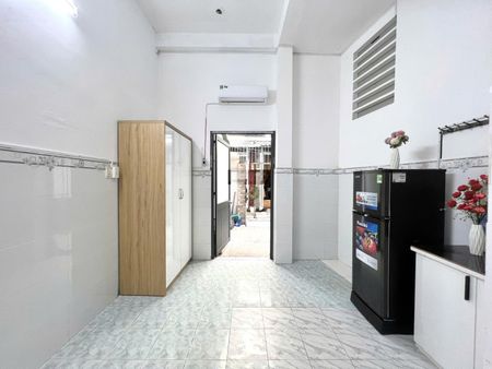 Cho thuê phòng tại Q10, có nội thất, thoáng sáng, không chung chủ, PCCC đầy đủ gần tòa nhà Viettel