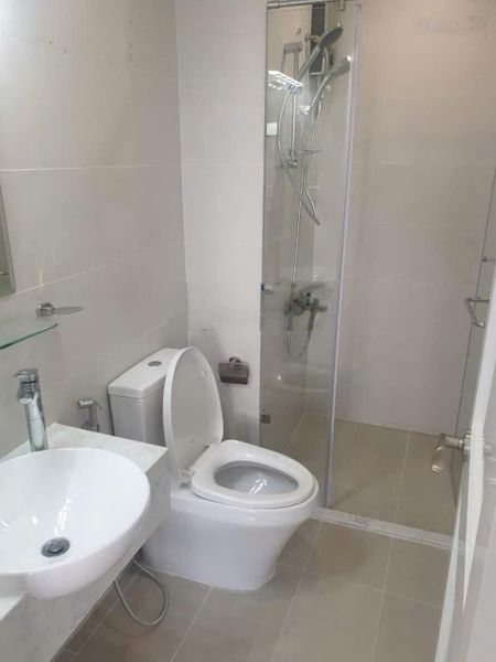 Cho thuê phòng cao cấp CMT8, Q. 3 (giá: 5 tr/tháng0989023061cô Nga chủ nhà)(MTG)