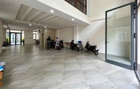 Tầng trệt 7x22m (120m2) không gian thoáng, ánh sáng tốt, có t.máy, máy lạnh, hầm xe rộng. Giá 20tr