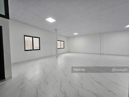 Cho thuê 400m2 mặt bằng văn phòng ngân hàng, siêu thị nguyên căn mặt phố Nguyễn Văn Cừ