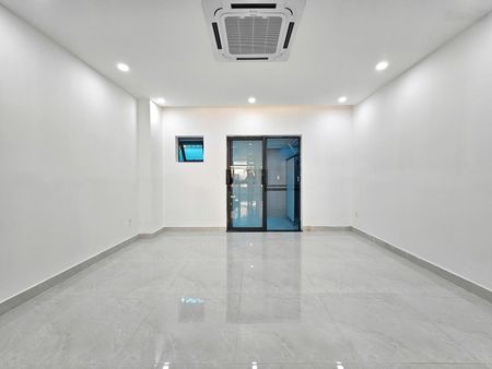 Cho thuê tầng trệt 5x20m đường thông thoáng nhà có lối thông hành, thang máy, 02 máy lạnh âm trần.