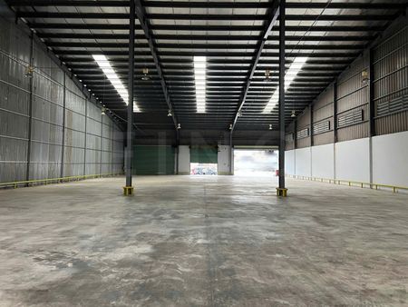 Kho xưởng 1.440m² có DOCK có sân bãi rộng và bảo vệ vòng ngoài, trong khu công nghiệp Tân Phú Thạnh