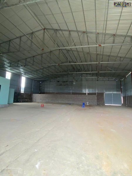 Cho thuê kho xưởng Thị trấn Xuân Mai 1115m2. Sẵn điện 3 pha, wc vp container đỗ cửa. Cao 10m