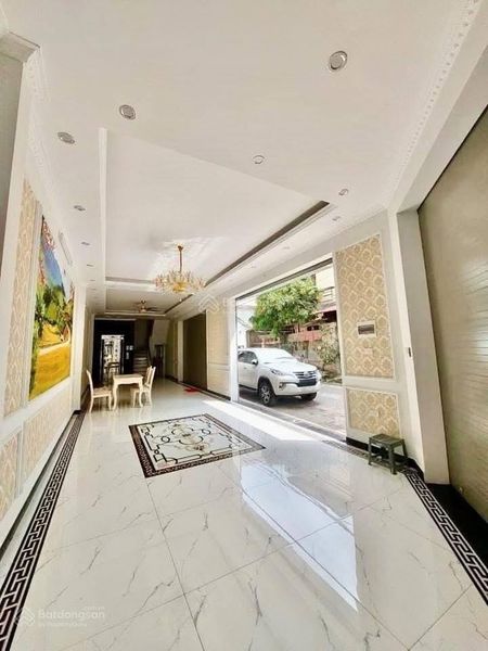 Cho thuê nhà nguyên căn phố Ngô Gia Tự Đức Giang 80m2 5 tầng thang máy ô tô trong nhà