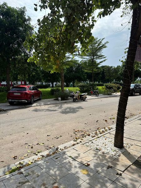 Cho thuê văn phòng DT 25m2 tiện làm vp, địa điểm cty oto đỗ cửa. LH: 0965855393