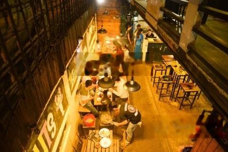 Cho thuê nhà mặt tiền Huỳnh Thúc Kháng, Quận 1. DT: 15x20m, 1 trệt, 1 lầu. DTSD: 1.300m2