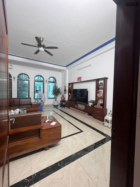 Chính chủ cho thuê căn nhà 5tầng, 5.5m mặt tiền. Vị trí sầm uất, mặt tiền đường 24m Sky. Full đồ