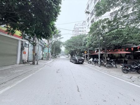 Cho thuê nhà Phạm Văn Đồng, 110m2, 6 tầng, MT 6.5m, thông sàn, thang máy, 65Tr
