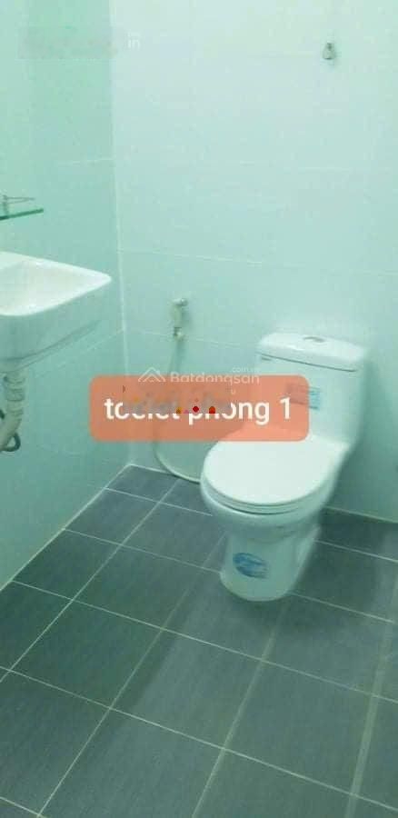 Nhà mặt tiền ngang 3m dài 20m. 3 tầng, 1 sân thường. 6 phòng toilet trong phòng. 7 toilet, nhà mới