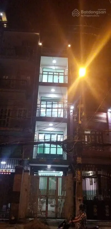 Nhà mặt tiền ngang 3m dài 20m. 3 tầng, 1 sân thường. 6 phòng toilet trong phòng. 7 toilet, nhà mới