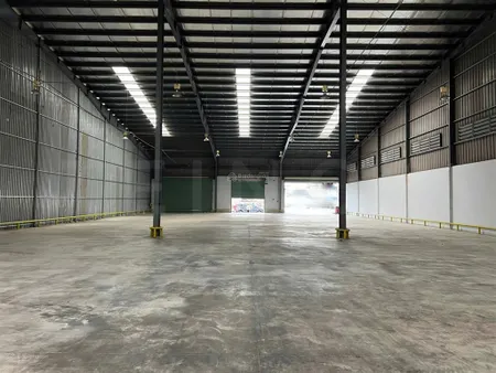 Kho xưởng 1.440m² có dock có sân bãi rộng và bảo vệ vòng ngoài, trong khu công nghiệp tân phú thạnh