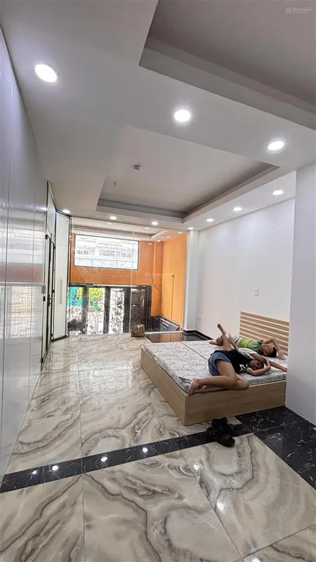 Chính chủ cho thuê phòng tầng trệt mặt tiền đường lê thị chợ q7